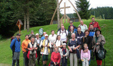 Gyermekek és felnőttek a gráci gyalogos zarándokok között. Úti cél: Máriacell