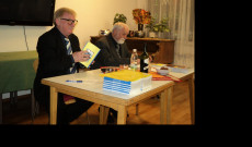 Böröndi Lajos, kezében új kötetével. mellette Tuba László Böröndi Lajos, kezében új kötetével. mellette Tuba László