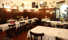 Az étterem: telis-tele magyar motívumokkal Az étterem: telis-tele magyar motívumokkal