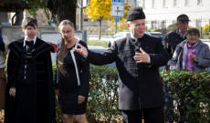 Nagy-György Attila atya mutatja az utat. Fotó: Tasnádi Andrea