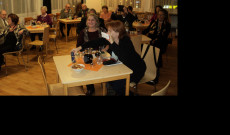 Verskedvelő közönség Verskedvelő közönség