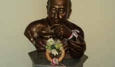 Mindszenty József bíboros-hercegprímás szobra a Pázmáneum kápolnájának előterében