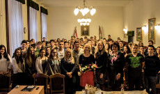 Zsuffa Tünde nagykőrösi diákokkal. Fotó: Juhász Éva