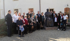 Ausztriai magyar zarándokok csoportja a gyulafehérvári érsekség udvarán, Márton Áron szobra mellett