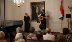 Színpadon Sudár Annamária előadóművész és Török Mátér versénekes, a Misztrál együttes tagja