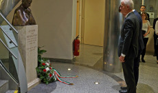 Perényi János nagykövet és Gulyás Gergely, az országgyűlés alelnöke koszorúz