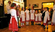 Szereplés közben az innsbrucki Bóbiták