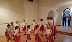 Tánc és ének a jótékonysági esten (2016)