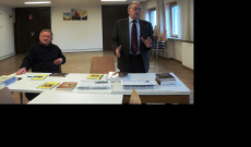 A vendégek kötetei és a Bécsi Napló utóbbi két lapszáma az előadói asztalon