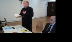 Böröndi Lajos - felkérésre - egy-egy vers erejéig saját könyveibe is belelapozott