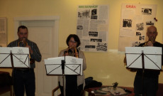 A meglepetésszerenádot adó fúvóskvartett három tagja