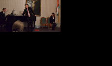 A három művész a színpadon (a zongoránál: Kövi László)