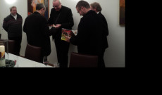 Ägidius Zsifkovics püspök mindenkit megajándékozott a Die Welt braucht mehr Martinus könyvvel és egy rózsafüzérrel