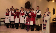 A linzi néptáncosok és néhány vendég székely népviseletben jelent meg A linzi néptáncosok és néhány vendég székely népviseletben jelent meg