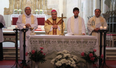 A gyulafehérvári székesegyházban Jakubinyi György érsek volt a szentmise főcelebránsa A gyulafehérvári székesegyházban Jakubinyi György érsek volt a szentmise főcelebránsa