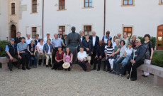 Az ausztriai csoport a gyulafehérvári érsekség udvarán, Márton Áron szobra mellett Az ausztriai csoport a gyulafehérvári érsekség udvarán, Márton Áron szobra mellett