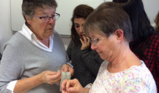 Annie hímzést tanít a fiataloknak