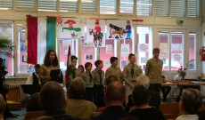 48-as Ünnep Nürnbergben Cserkészek szvalnak plakátjaik alatt.