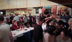 A bálozó közönség.