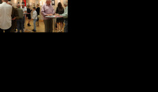 Társalgás a képek bűvöletében.