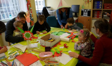 Készülnek a papírcsákók, kokárdák...