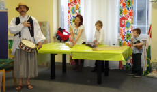 Meseelőadás zenével.