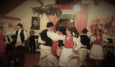 Tűzvirág Néptáncegyüttes műsora.