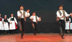 Csöbörcsök Táncegyüttes: Táncok Balázstelkéről - Fotó: Pathy Ottó Csöbörcsök Táncegyüttes: Táncok Balázstelkéről - Fotó: Pathy Ottó