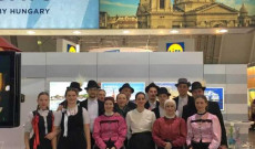 Csöbörcsök a magyar kiállító standnál - Fotó: Pathy Ottó Csöbörcsök a magyar kiállító standnál - Fotó: Pathy Ottó