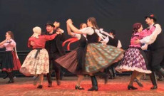 Csöbörcsök Táncegyüttes: Gömöri mulatság - Fotó: Pathy Ottó Csöbörcsök Táncegyüttes: Gömöri mulatság - Fotó: Pathy Ottó