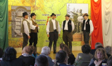 Toborzás - Csöbörcsök Táncegyüttes • Fotó: Hidas Csaba Toborzás - Csöbörcsök Táncegyüttes Fotó: Hidas Csaba