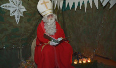 A Mikulás fogadja a gyerekeket a hangulatos kuckóban