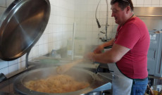 Készül a finom székelykáposzta