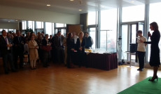 Dr. Horváth Zsuzsanna nagykövetasszony felkonferálja a kórust a diplomata közönségnek Dr. Horváth Zsuzsanna nagykövetasszony felkonferálja a kórust a diplomata közönségnek