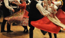 Kalotaszegi táncok díszes viseletben