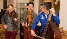 A hangszerbemutató után többen kipróbálták a nagybőgőzést. Fotó: Bitay Zsolt