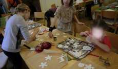 Készülnek a karácsonyi díszek Tóth Luca Réka