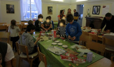 Gyerekek foglalkozás közben. Tóth Luca Réka