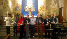 A fellépők (balról jobbra): Csikós Csenge, Fredrik Fransson, Júlia Jansson, Orsolya Ferencz, Peter Norbert T, Benkt Stonner, Jan Stjerna és Lennart Elvmyr A fellépők (balról jobbra): Csikós Csenge, Fredrik Fransson, Júlia Jansson, Orsolya Ferencz, Peter Norbert T, Benkt Stonner, Jan Stjerna és Lennart Elvmyr