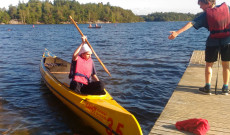 Segítettünk egymásnak vízre szállni. Kenu