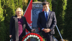 A koszorú elhelyezése