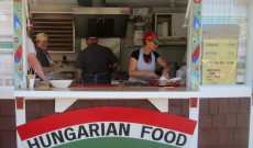 Összeszokott vidám csapat Mosolygó önkéntesek