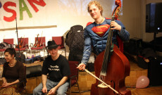 Szupermen a bőgőnél Szupermen a bőgőnél