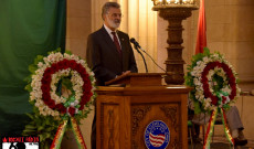 Cleveland város polgármestere, Frank G. Jackson, beszédet mond a megemlékezésen