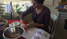 Készül a magyar motívumú tojás