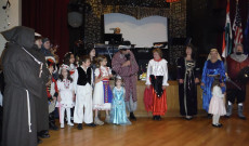 A jelmezesek felvonulása