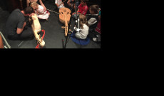a gyerekek megismerkedhettek a népi hangszerekkel