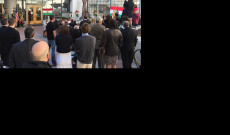 megemlékezők a Gloria Victis szobornál