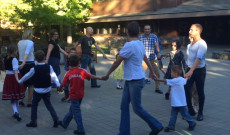 Berecz István népi játékokat tanít a gyerekeknek