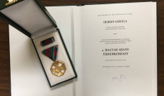 Magyar Arany Érdemkereszt MAGYAR ARANY ÉRDEMKERESZT